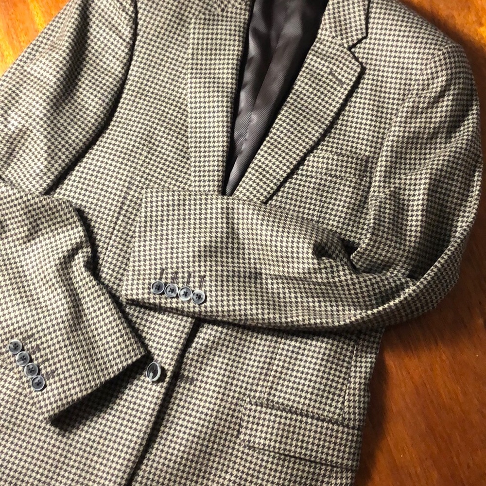 Gray, brown and tan houndstooth tweed blazer